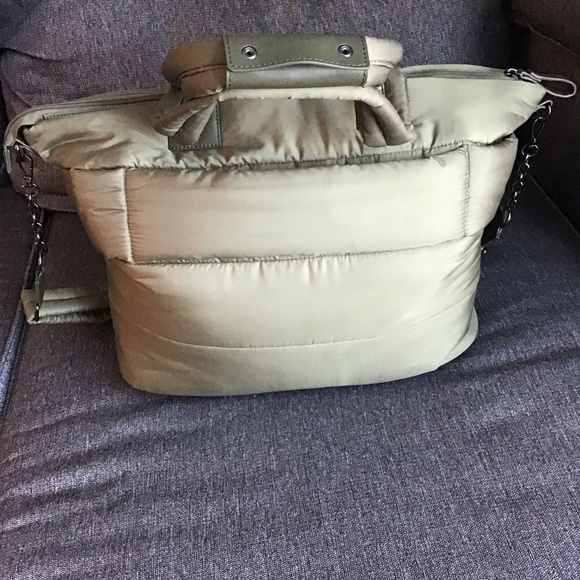 Isaac Mizrahi New York “The Weekender” Quilted HandBag Preowned - Picture 4 of 11